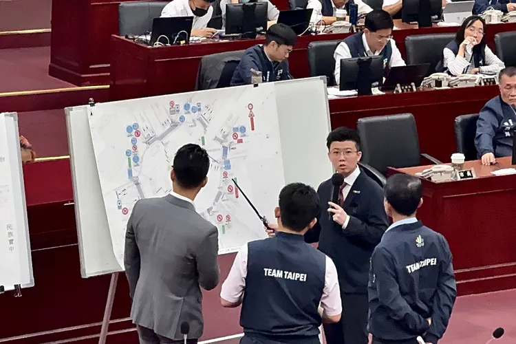 苗博雅（前右）日前也就公館圓環改造案質詢蔣萬安（左），要求重新評估施工計畫。張綵茜攝