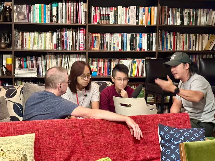 來自愛爾蘭的政治Podcaster（左）前來採訪罷團志工。邱筠媜攝