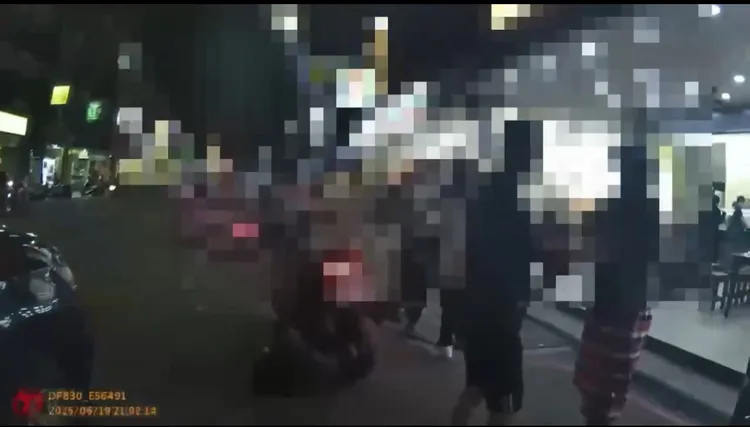 少年當街毆打媽媽，目擊民眾想拉都拉不住，員警到場時，媽媽還不敢承認母子關係。翻攝照片