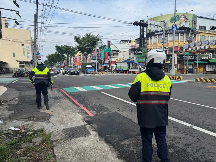 台中市警方在國中小學區執行交通大執法，確保學童上下課安全。警方提供