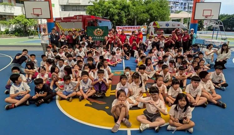 現場安排消防水箱車、救護車靜態展示與簡介。消防局提供