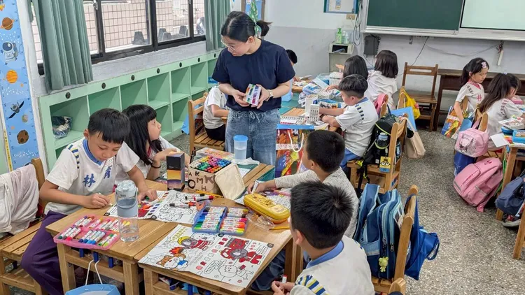 主辦單位提供彩色筆、畫紙及「新北防災暨兒童品德」繪本等宣導品。消防局提供