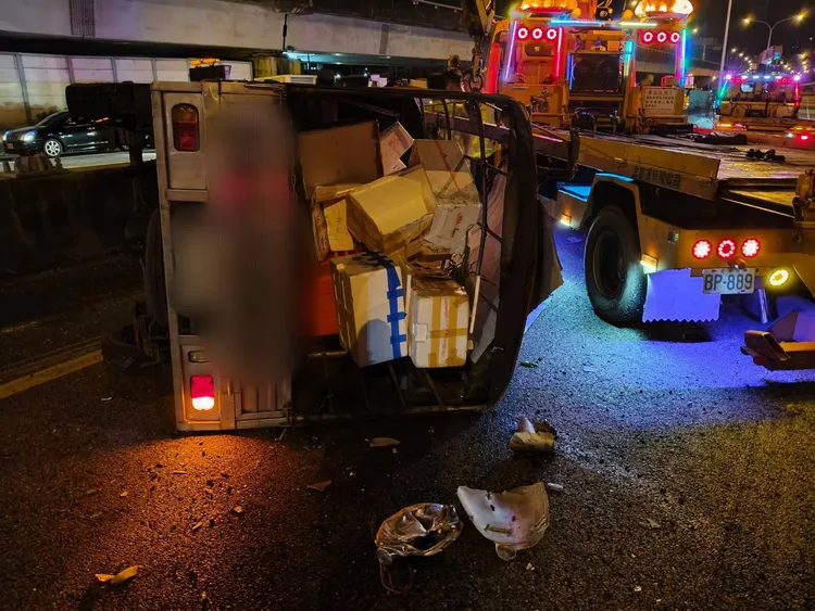 北向車道的小貨車閃避不及後側翻。警方提供