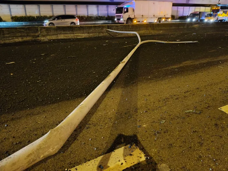 電線桿也被撞斷。警方提供