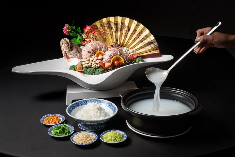 台北新板希爾頓酒店青雅中餐廳以「順得無米粥」榮獲「2025亞太十大名菜美點」。此菜靈感源自廣東順德百年名粥，選用上等白米搭配新鮮蔬菜與海鮮，與濃郁高湯細火慢熬，米粒完全融入粥湯，入口鮮甜香氣層層交織。台北新板希爾頓酒店提供