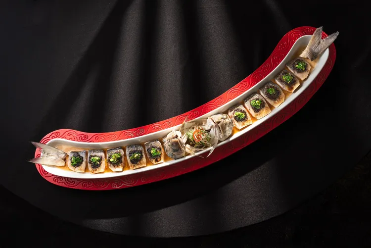 台北凱達家宴中餐廳以「20年老菜脯蒸午仔魚」榮獲「2025亞太十大名菜美點」。主廚簡偉倫結合川湘技法與在地食材，選用熟成20年的老菜脯搭配細嫩午仔魚大火蒸製，鹹香與鮮甜交融，重現台灣古早味的傳承與創新。台北凱達大飯店提供