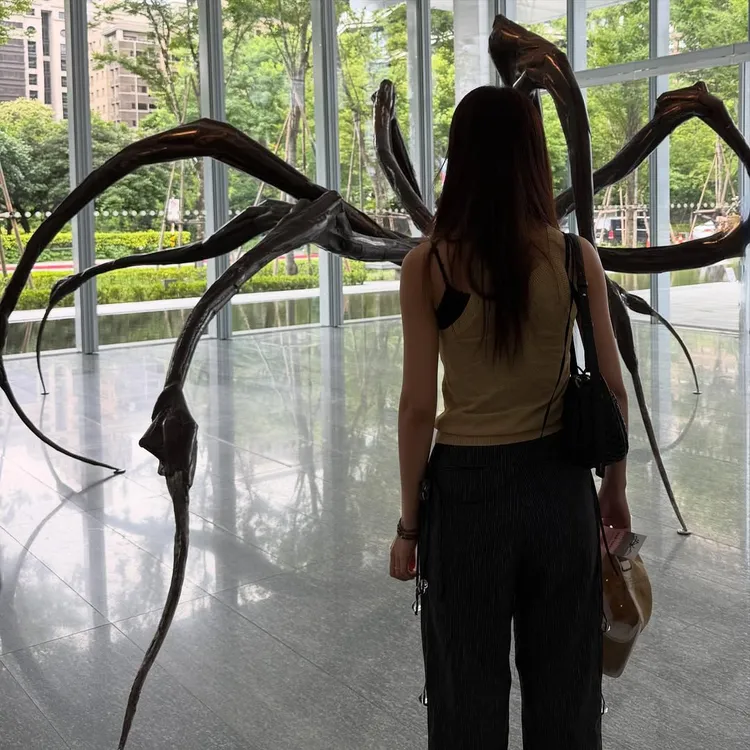 周子瑜將針織背心疊穿吊帶背心搭出層次感。翻攝周子瑜IG