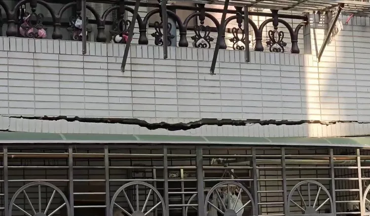 書香社區外牆裂痕處處可見，海砂屋嚴重威脅居住安全。翻攝畫面