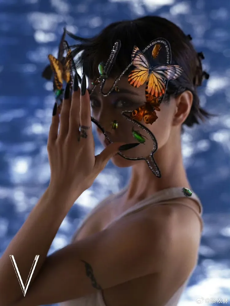 蔡依林在時尚大片戴起花蝴蝶面具。翻攝蔡依林微博