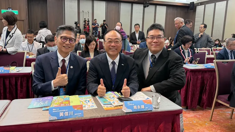 雄獅旅行社總經理黃信川（左）、交通部觀光署周永暉署長（中）、「永續觀光傑出人物獎」得主李奇嶽（右）出席台灣觀光永續獎頒獎典禮。台灣永續能源研究基金會提供