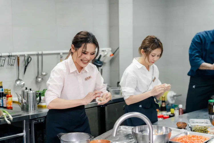 周蕙（左）擔任小幫手，右為白安。好看娛樂提供