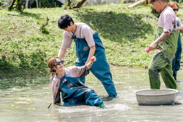 白安（左）身陷泥巴田。好看娛樂提供