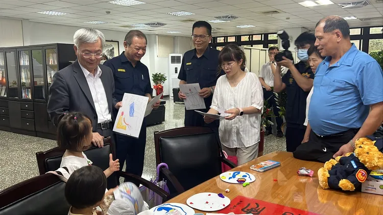 警政署長張榮興（左一站立者）親切問候劉故組長的遺孀及兩名5歲、2歲幼女及組長父親。警方提供