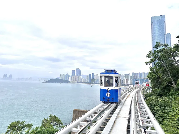 雄獅規劃半自助玩釜山，安排搭乘海雲台濱海列車，並搭配一日自由活動。雄獅旅遊提供