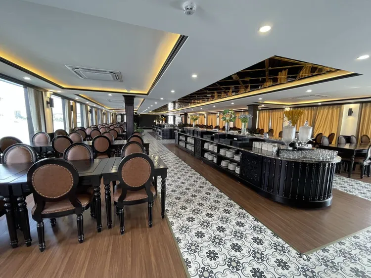 雄獅旅遊包裝北越行程，帶旅客乘坐豪華「海洋章魚號」巡遊下龍灣。雄獅旅遊提供