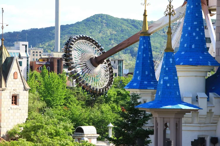 雄獅旅遊規劃首爾4日免萬元，暢遊超人氣的主題樂園「樂天世界」。韓國觀光公社提供