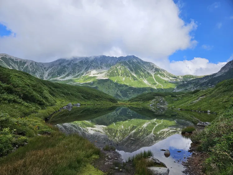 雄獅推薦避暑行程，立山黑部海拔優勢創造天然涼感。雄獅旅遊提供