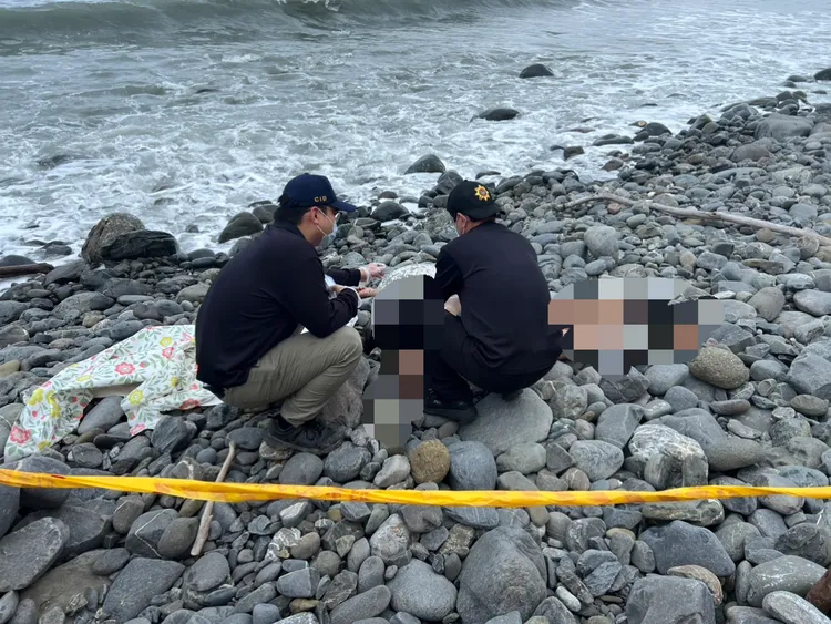 警方鑑識人員封鎖現場採證。海巡署提供