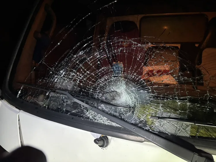 肇事小貨車前擋風玻璃破碎。民眾提供