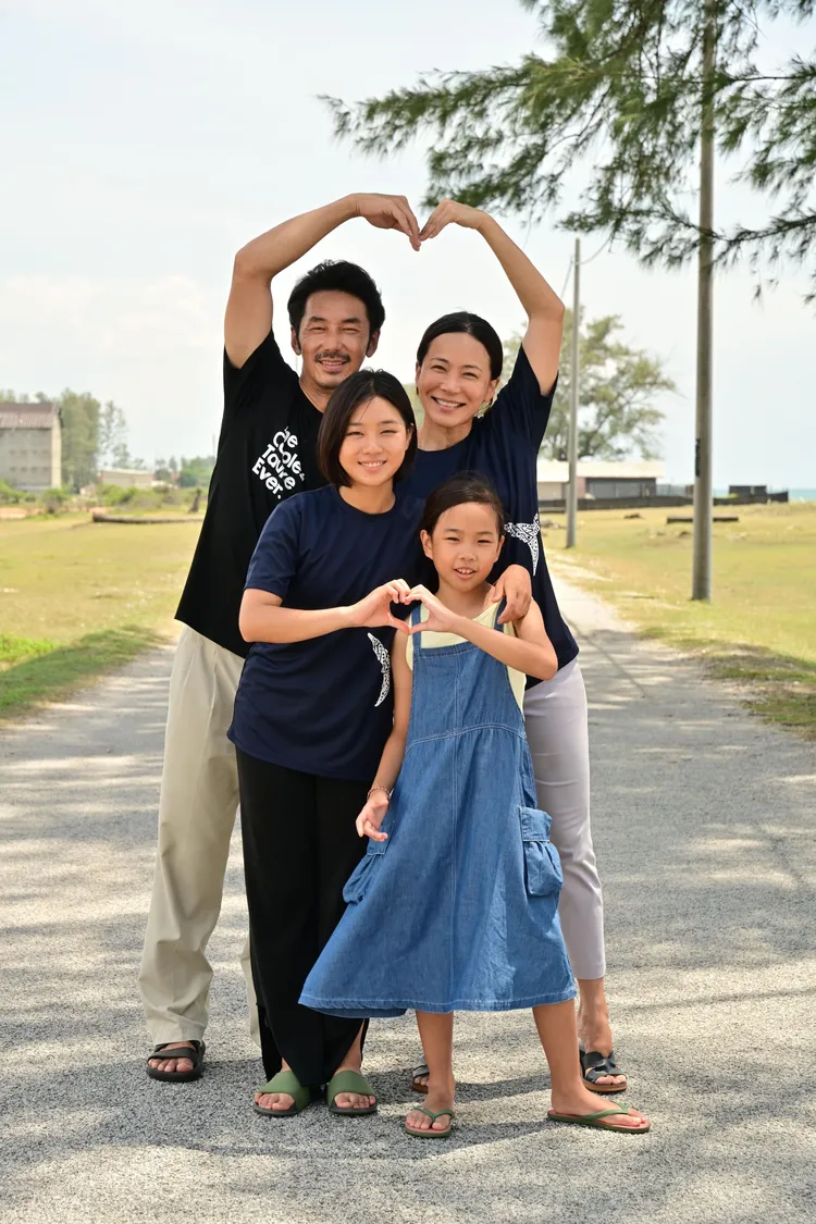 李李仁(後排左)與王愛玲(後排右)飾演湯詠絮的父母。甲上提供