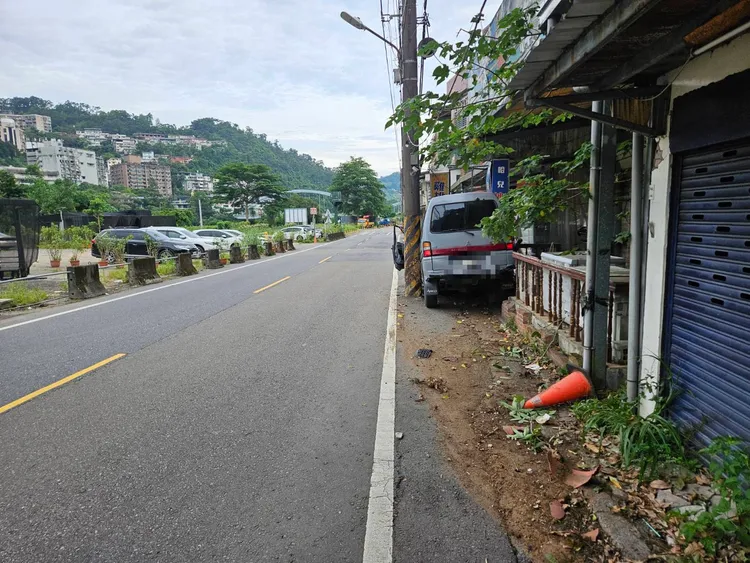 崔男稱開到新烏路二段時看到「黑影」，才會緊急煞車出車禍。翻攝畫面