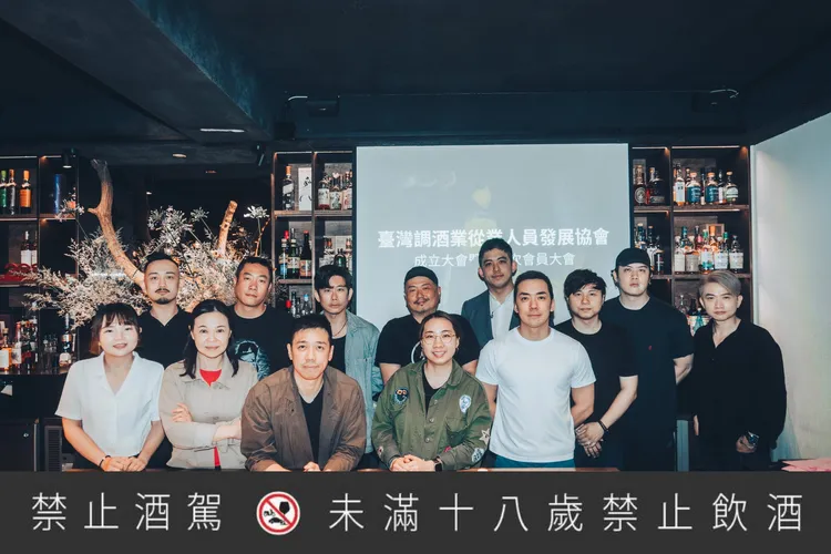 理事長：Nick 吳盈憲 (前排左三) 與常務理事：Angus 鄒斯傑(後排左三)、Victor 楊宜賓(前排左五) 及理事：Kae 尹德凱 (後排左二)、Pedison 高永霈(後排右四)、Seven 易柏翔(後排左一)。協會提供