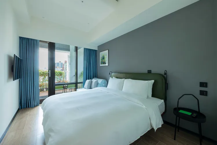 入住專案指定房型「主題雙人房」，除房內空間外，還有陽台提供休憩。瀚寓夏天提供