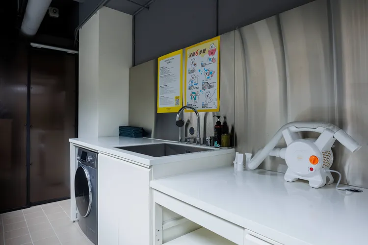 三樓的寵物洗沐區內，配備自助洗沐台、寵物專用沐浴乳、吹水機等，提供完善清潔設備。瀚寓夏天提供