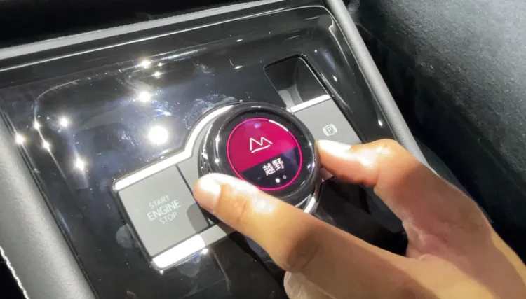 首次搭載的中央數位控制旋鈕亦是亮點之一。林浩昇攝