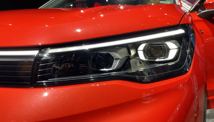 新車系最大亮點之一為導入HD Matrix高階矩陣式LED頭燈組，僅限Elegance Premium以上車型配置。林浩昇攝