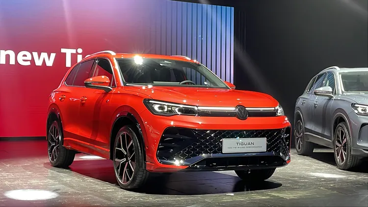 車頭以貫穿式LED定位燈結合橫柵鍍鉻飾條與車身同色前保桿，營造出高辨識度的視覺焦點。林浩昇攝