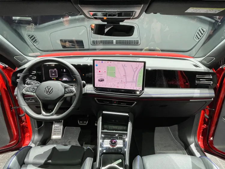 車內搭載Digital Cockpit Pro 10.25吋數位儀表，除入門車型外，均配備15吋Discover Pro Max觸控螢幕。林浩昇攝