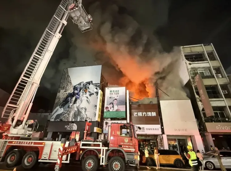 鬧區巷弄狹小，嘉市消防局出動雲梯車從高空射水，阻絕延燒。民眾提供