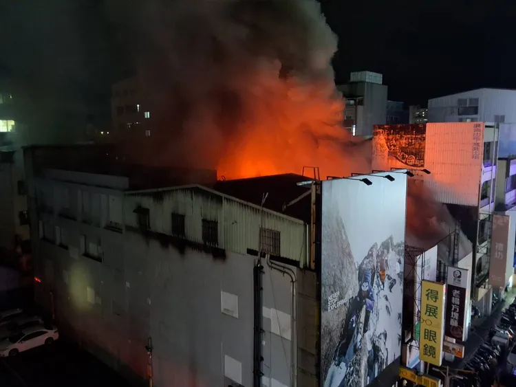 火勢波及7店家，疏散14戶居民，所幸沒有人員傷亡。民眾提供