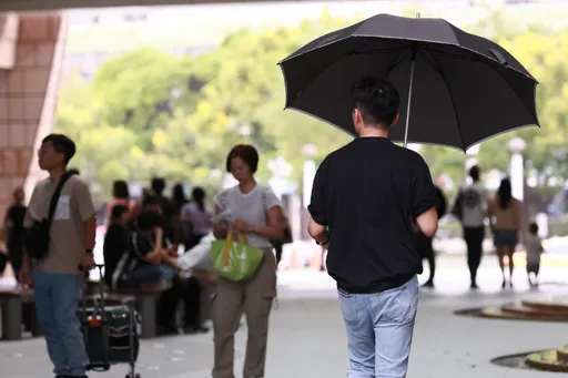 今熱逼38℃！2地搶先變天「越晚雨越大」　全台下到這天