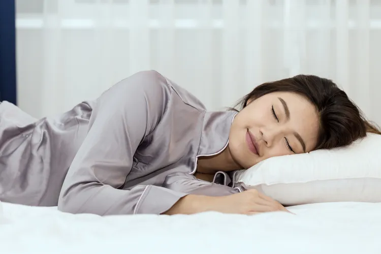 使用涼感天絲、亞麻、竹纖維等透氣材質，讓夜間散熱更順利，避免悶熱出汗中斷睡眠。紅崴科技提供