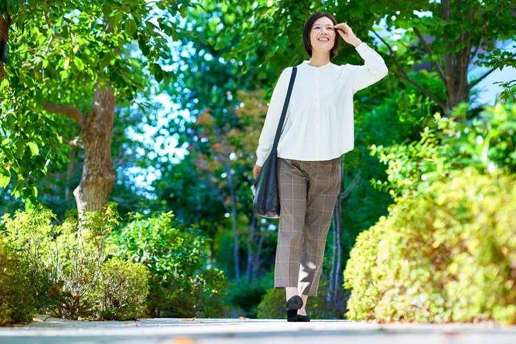 洪秋雅建議，白天適度走路曬太陽可以促進血清素與維生素D的產生，幫助夜晚入睡。紅崴科技提供