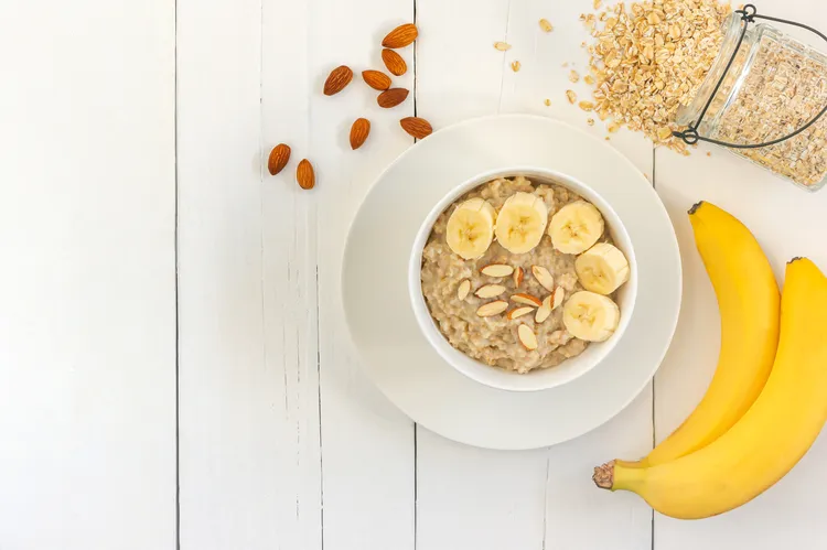 營養師洪秋雅說，五種關鍵營養素可穩定神經、安心入眠，從豆製品、牛奶、香蕉、燕麥等都能攝取。紅崴科技提供