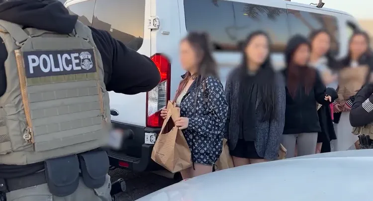 當中有不少女性。翻攝自X @HSILosAngeles