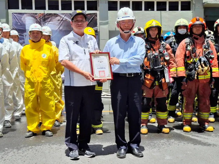 新北消防局長陳崇岳(圖左)頒發感謝狀給廠方代表。消防局提供