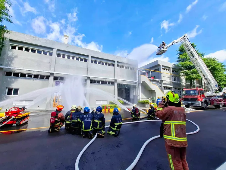 現場存放大量化學危險物品，進行「消防搶救佈署及滅火搶救演練」操演。消防局提供