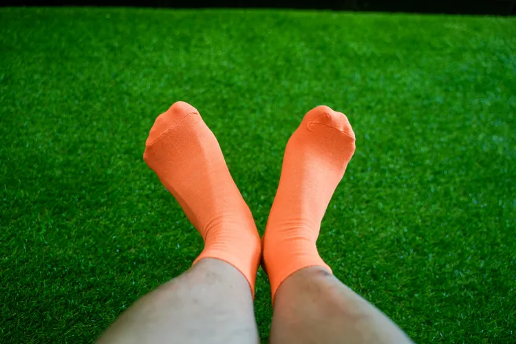 門票包含全新亮橘色襪子，遊戲完可帶回家。田欣雲攝影