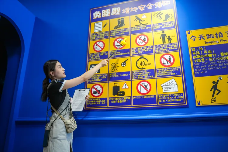 工作人員解說遊戲注意事項。田欣雲攝影