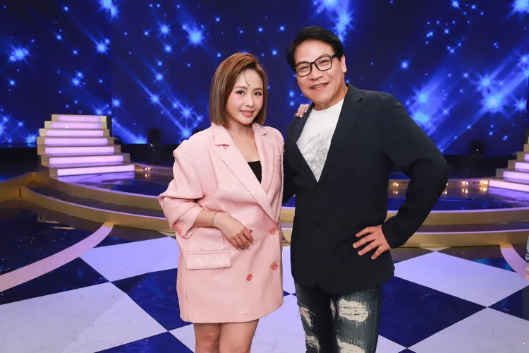 吳淑敏（左起）與伍浩哲同台。民視提供