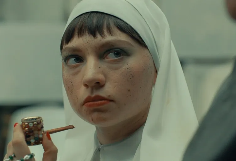 米亞薛波頓手上的煙斗是劇中重要道具。品牌提供