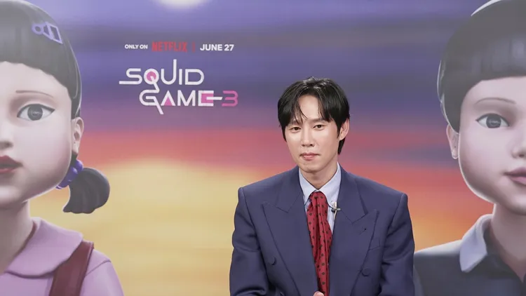 朴成焄提到拍完《魷魚遊戲3》後馬上去泰國拍電影，想到賢珠忍不住哽咽。Netflix提供