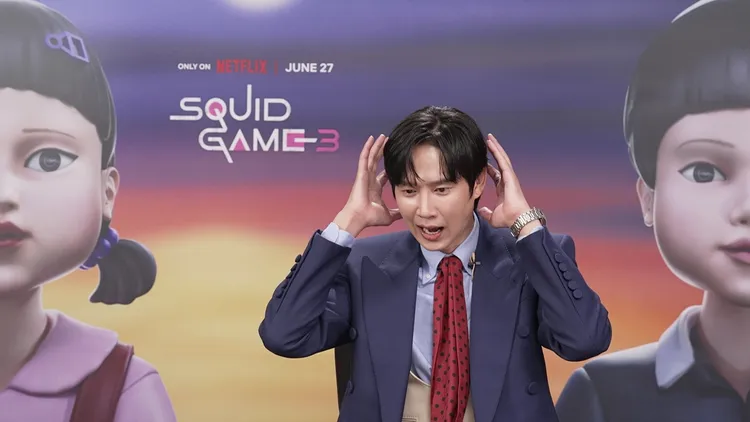 朴成焄笑說很佩服長頭髮的女生可以每天洗頭、吹頭髮。Netflix提供