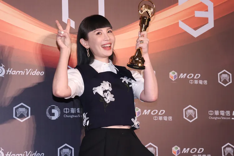 歌后魏如萱開心比YA。莊宗達攝