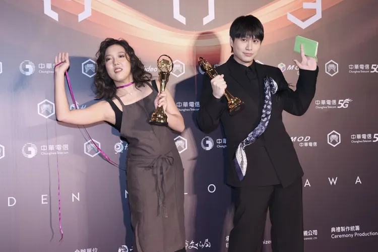 新科台語歌王陳以恆歌后李竺芯合照。莊宗達攝