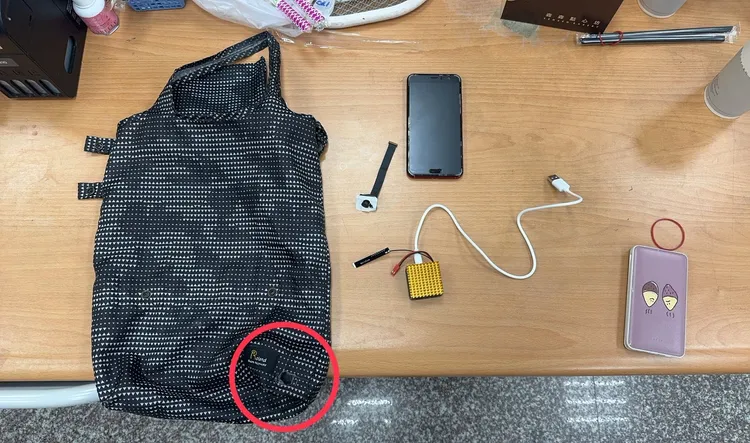 游嫌將袋子挖小洞，以手機鏡頭對準穿短裙女子，涉偷拍裙底風光。翻攝畫面